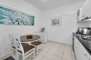 Fridge, microwave, oven, stovetop - Stylish 1BR Apt with City Views (Brisbane City)