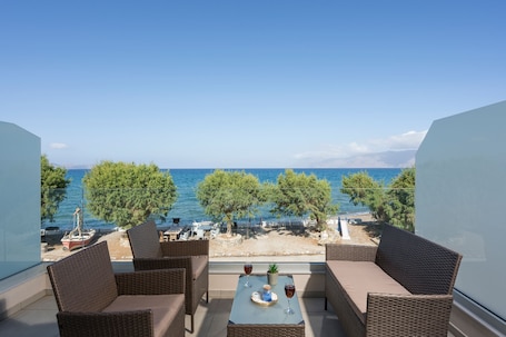 Ropa de cama de alta calidad, colchones con efecto memoria y escritorio . Alexia Seaview Apartments