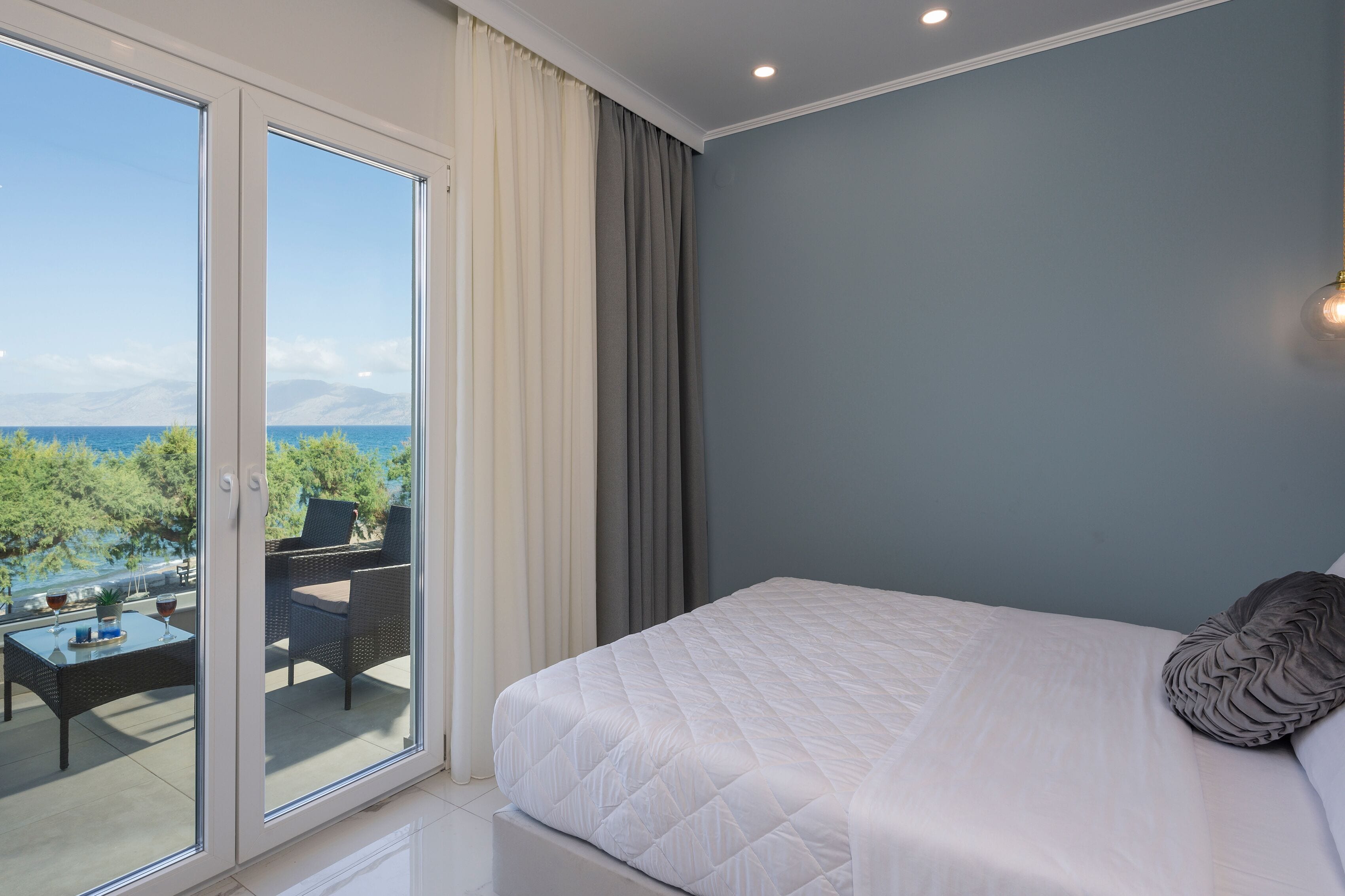 Ropa de cama de alta calidad, colchones con efecto memoria y escritorio 