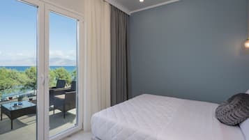 Luxe beddengoed, bedden met traagschuimmatras, een bureau