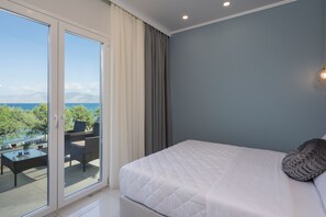 Premium bedding, memory foam beds, desk, soundproofing - Alexia Seaview Apartments  (Kissamos)