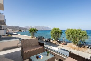 Premium bedding, memory foam beds, desk, soundproofing