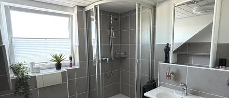 Haartrockner, HandtĂŒcher, Seife, Shampoo