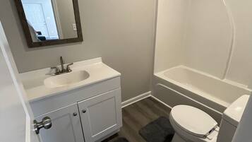 Serviettes fournies, papier toilette