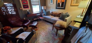 Smart TV, fireplace, DVD player, books - A-1  Historic-District Home, OSP, 2 blocks Carroll Creek, Shops, Eats, Brew, OSP (Frederick)