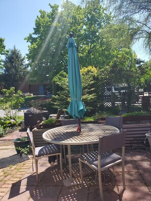 Outdoor dining - A-1  Historic-District Home, OSP, 2 blocks Carroll Creek, Shops, Eats, Brew, OSP (Frederick)