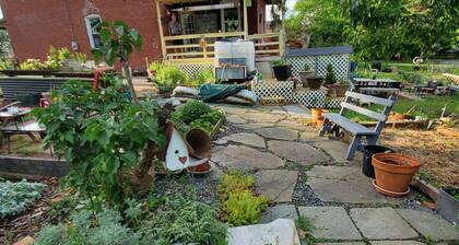 Maryland Homeaway, Downtown Home for 6, Off Street Parking, Walkable, Pet OK