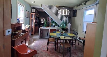A-1 Quiet Downtown Home, OSP, 2 blocks to Eats, Brew, Arts, OSP, Small Pet OK
