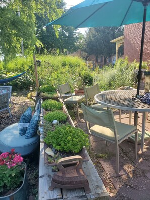 Outdoor dining - A-1  Historic-District Home, OSP, 2 blocks Carroll Creek, Shops, Eats, Brew, OSP (Frederick)