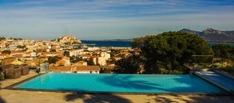 Chambre Cateri et sa Salle de Bain Privée : vue 360 Mer, Montagne, Citadelle