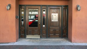Puerta doble de madera con una placa que indica el número 110.