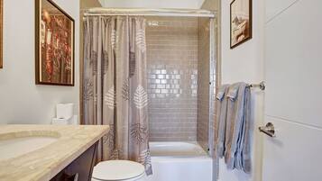 Dusche, Haartrockner, HandtĂŒcher, Seife