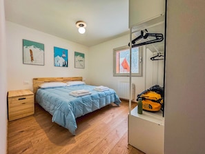 2 bedrooms, travel crib, free WiFi, bed sheets