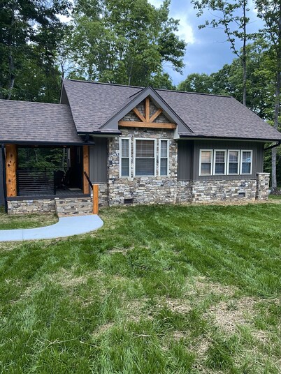 Malbec- our Charming Newly Constructed 2-bedroom Cottage at Jones von Drehle 