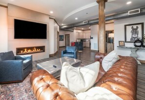 Smart TV, fireplace - Chic Urban Downtown Retreat | Fireplace | 2 BDR (Hot Springs)