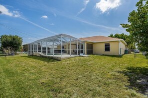 Exterior - Charming 4-bedroom house in Cape Coral with WiFi, Screened in Pool area, Hot Tub (Cape Coral)
