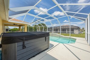 Pool - Charming 4-bedroom house in Cape Coral with WiFi, Screened in Pool area, Hot Tub (Cape Coral)