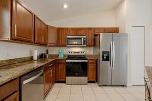 Private kitchen - Charming 4-bedroom house in Cape Coral with WiFi, Screened in Pool area, Hot Tub (Cape Coral)