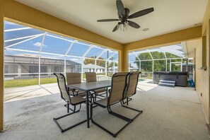 Outdoor dining - Charming 4-bedroom house in Cape Coral with WiFi, Screened in Pool area, Hot Tub (Cape Coral)