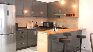 Réfrigérateur, micro-ondes, four, plaque de cuisson