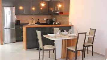 Réfrigérateur, micro-ondes, four, plaque de cuisson