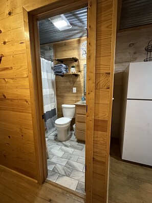 Sèche-cheveux, serviettes fournies, savon, papier toilette