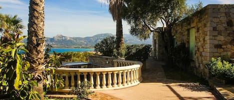 المنطقة المحيطة بالمنشأة