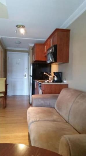 Smart TV, fireplace, DVD player