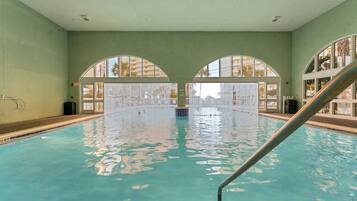 Kolam renang indoor dan 2 kolam renang outdoor, dengan kursi berjemur