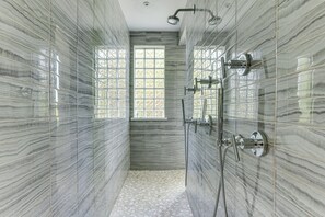 Douche, sèche-cheveux, serviettes fournies