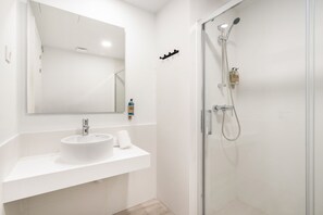 Deluxe appartement, 2 slaapkamers, terras, uitzicht op de stad | Badkamer | Een douche, een haardroger, handdoeken, zeep