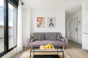 Deluxe Apartment, 2 Bedrooms, Terrace, City View | Living area