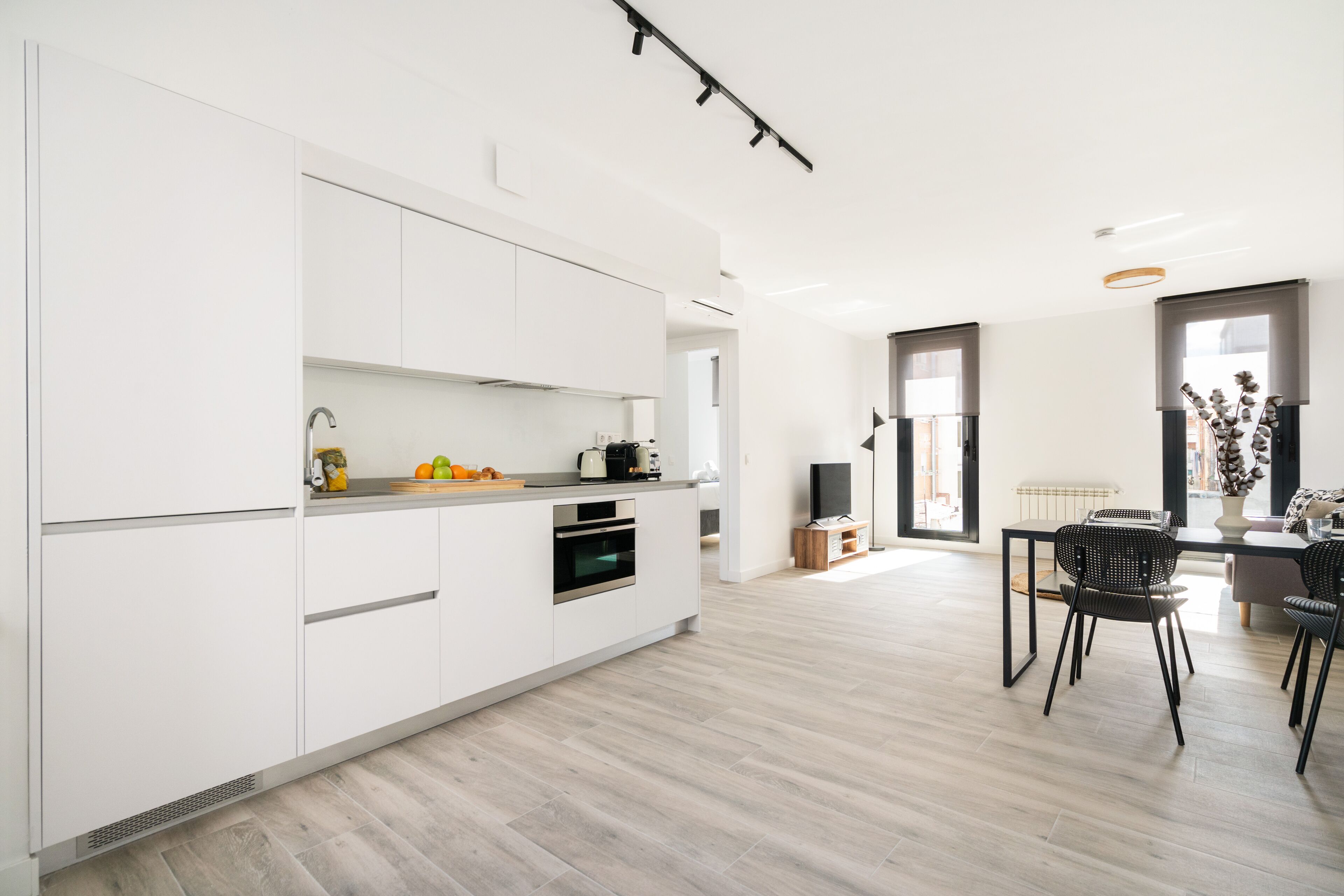 Grand appartement, 2 slaapkamers, keuken | Woonruimte | Een 43-inch smart-tv met digitale zenders