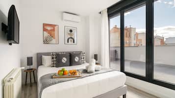 Deluxe appartement, 2 slaapkamers, terras, uitzicht op de stad | Een laptopwerkplek, verduisterende gordijnen, gratis wifi, beddengoed
