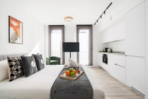 Estudio City, 1 cama de matrimonio, cocina | Espacio para trabajar con un portátil, cortinas opacas, wifi gratis