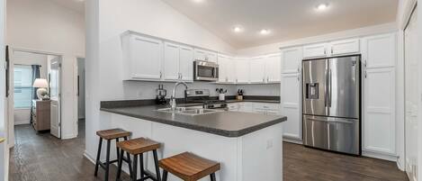 冷蔵庫、電子レンジ、オーブン、コンロ