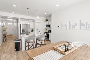 Refrigerador, microondas, horno, placa de cocina