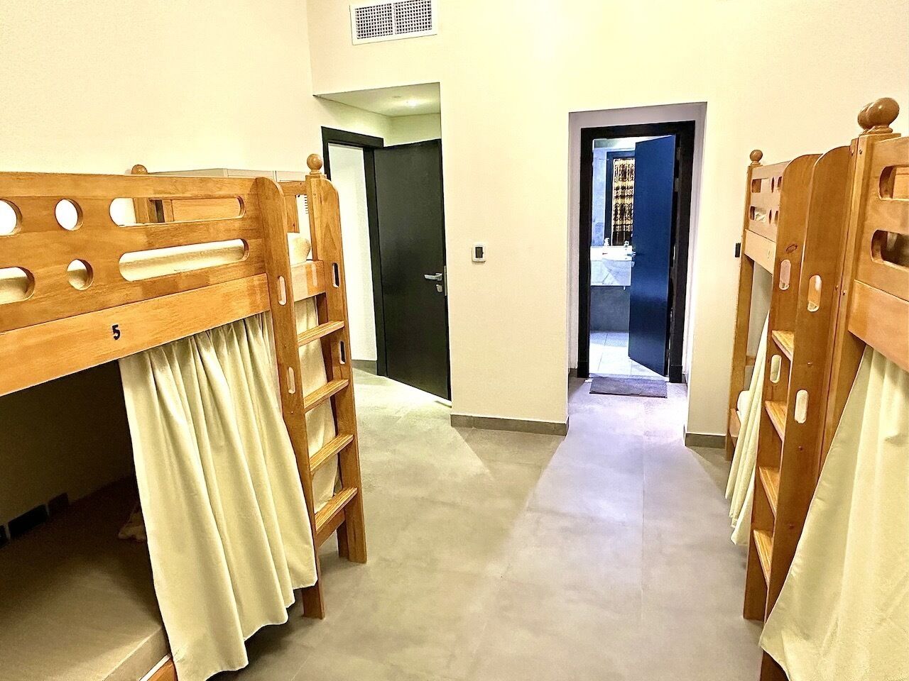 共同ドミトリー 女性限定 ベイビュー | WiFi (無料)、ベッドシーツ