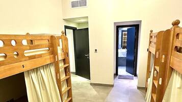 Dormitorio compartido ejecutivo, solo para mujeres, vistas a la bahía | Wifi gratis y ropa de cama