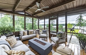 TV - Lovely 6 bed 4 bath cottage on Clear Lake with Bunkie (Parry Sound)