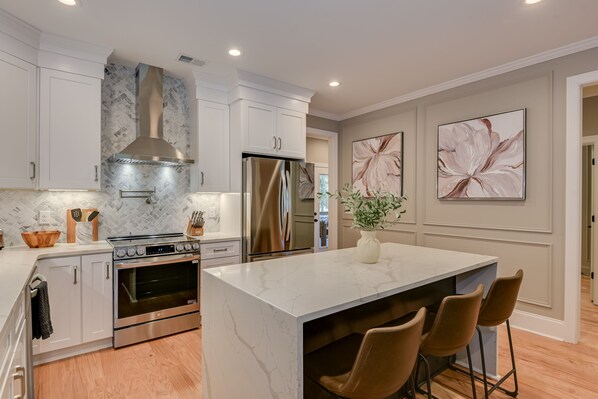 Een koelkast, een magnetron, een oven, een kookplaat