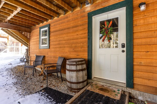 Terrace/patio - 2 Bedrooms in Lower Level l Hot Tub (Fernie)