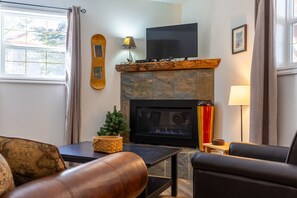 Smart TV, fireplace - 2 Bedrooms in Lower Level l Hot Tub (Fernie)