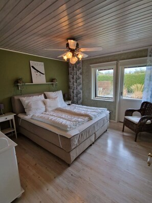 3 bedrooms, desk, iron/ironing board, travel cot