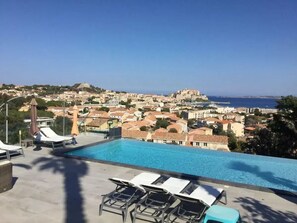 Una piscina al aire libre, una piscina climatizada