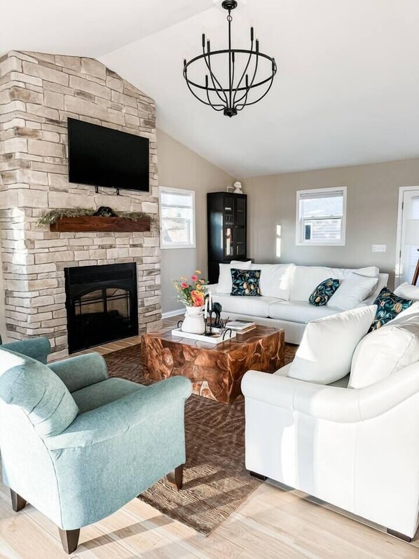 Smart TV, fireplace, ping pong, books