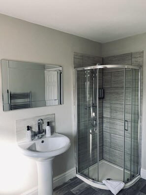 Hårføner, håndklær og toalettpapir