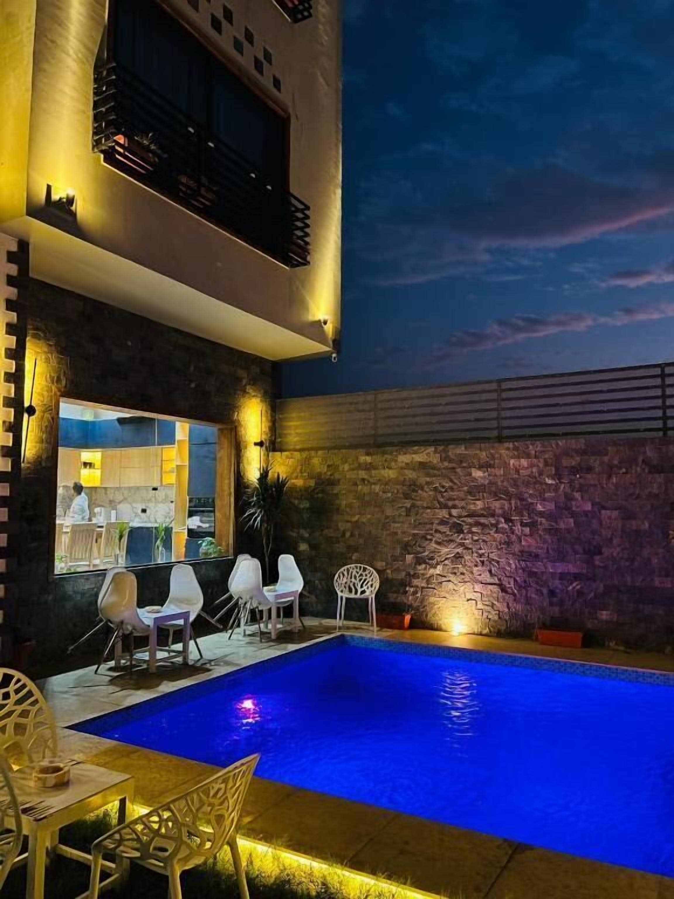 淋浴花灑、吹風機、拖鞋、坐浴桶