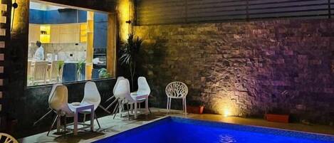 Een regendouche, een haardroger, pantoffels, een bidet