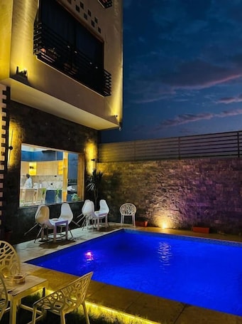 Rainfall showerhead, hair dryer, slippers, bidet